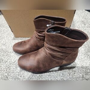 Cliffs Classic Women's Brown Ankle Boots - Comfortable Everyday Style Size 6 New